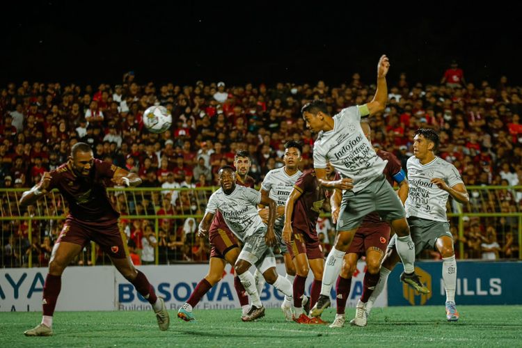Duel PSM Makassar vs Bali United pada laga leg kedua playoff Kualifikasi Liga Champions Asia di Stadion BJ Habibie, Sabtu (10/6/2023) malam WIB. Kedua tim bermain 1-1 pada laga leg pertama.