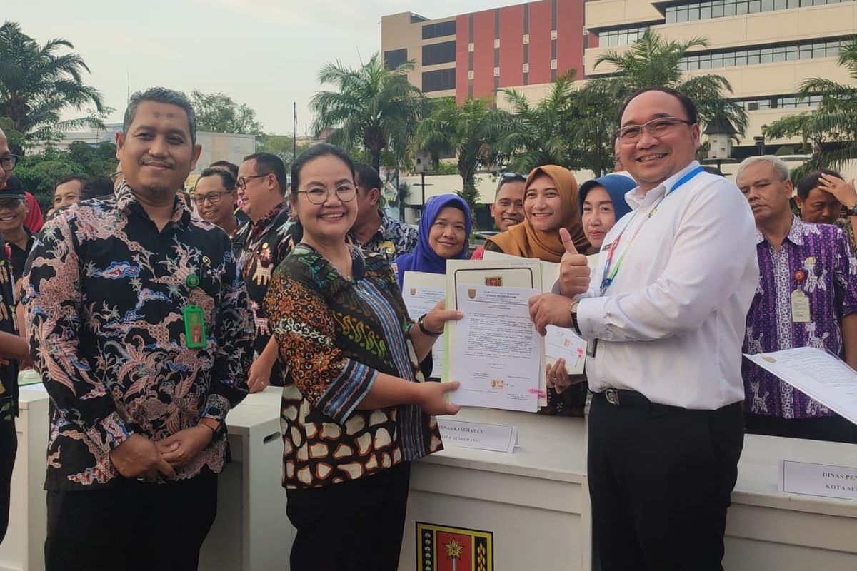 Wali Kota Semarang Agustina Wilujeng Pramestuti dalam apel penandatanganan pakta integritas bersama para Pejabat Pembuat Komitmen (PPKom) dan Pengguna Anggaran (PA) di halaman Balai Kota Semarang, Kamis (24/7/2025).