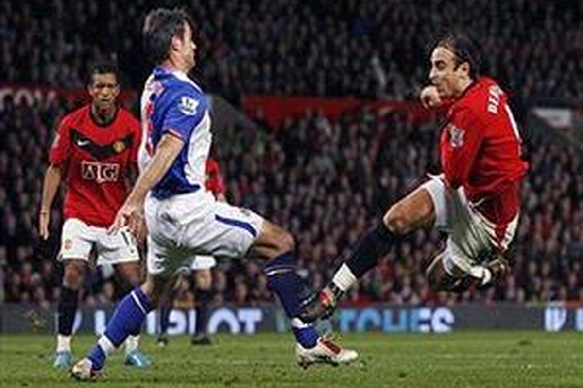 Penyerang Manchester united, Dimitar Berbatov (kanan) mencetak gol ke gawang Blackburn Rovers dalam lanjutan Premier League, Sabtu (31/10).