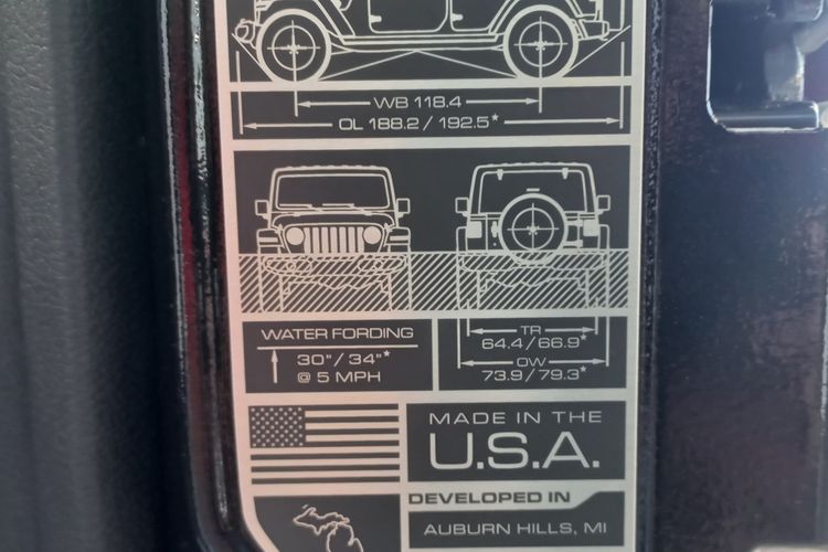 Plat card pada mobil Jeep yang berisi informasi kemampuan melewati genangan air