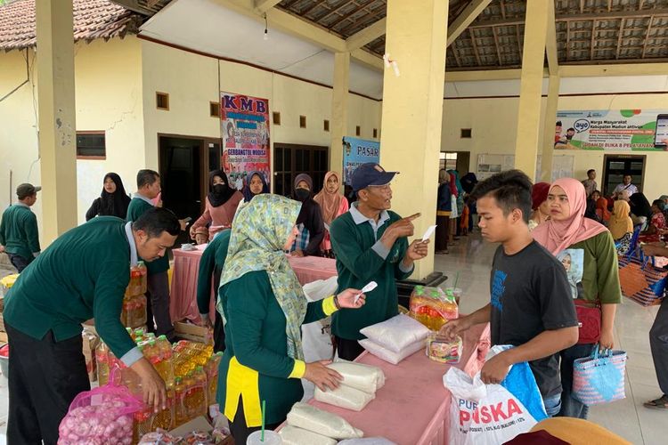 Warga Desa Sumberbening, Kecamatan Balerejo, Kabupaten Madiun, Jawa Timur antusias membeli bahan makanan di Pasar Murah yang digelar Dinas Perdagangan, Koperasi dan Usaha Mikro Kabupaten Madiun, Rabu (1/11/2023)