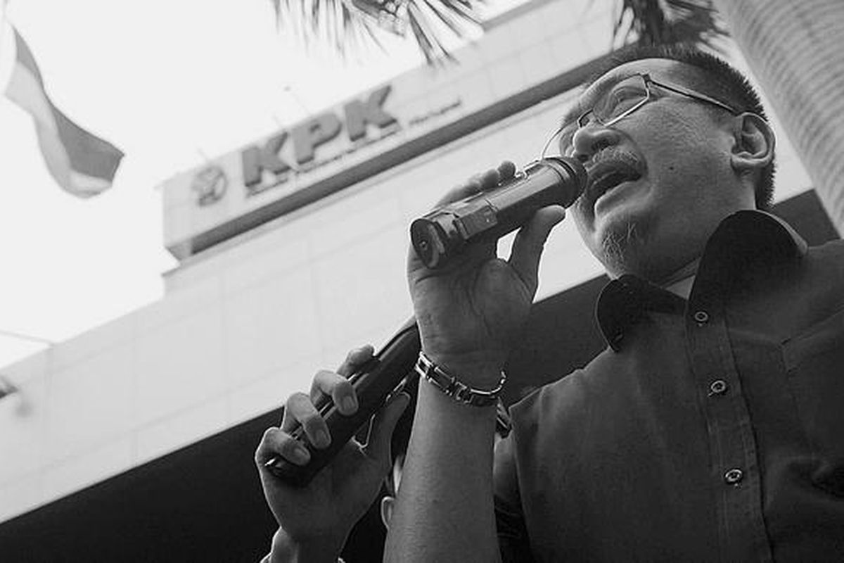 Aktor senior Deddy Mizwar berorasi di depan Gedung Komisi Pemberantasan Korupsi (KPK), Jakarta, Jumat (3/7). Deddy bersama massa dari Gabungan Rakyat Peduli KPK mendukung langkah KPK untuk terus memerangi korupsi dan meminta pemerintah segera menyelesaikan RUU Tipikor.