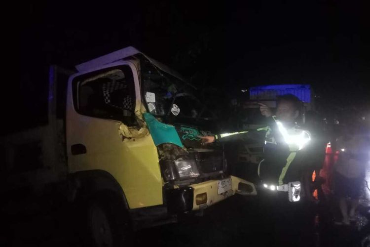 Tak Kuat Menanjak, Truk Pengangkut Pasir Terjun ke Jurang di Bogor