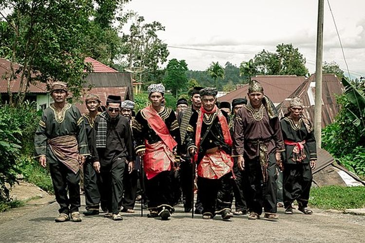 Tradisi arak-arakan Datuak di Sumatera Barat, yakni membawa datuak keliling kampung untuk memperkenalkan kepala suku yang baru saja diangkat