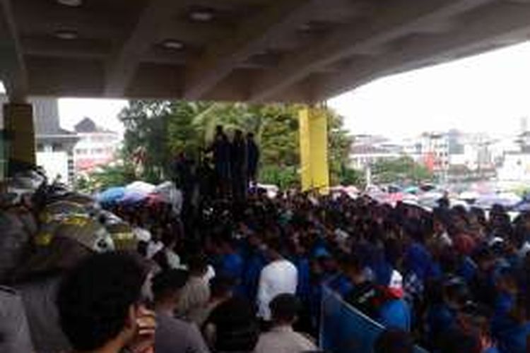 Ratusan mahasiswa Fakultas Keguruan dan Ilmu Pendidikan Universitas Pattimura berunjuk rasa di Kantor Gubernur Maluku, Senin (18/7/2016). Aksi ini dilkaukan untuk memprotes program Guru Garis Depan (GGD) di Maluku 