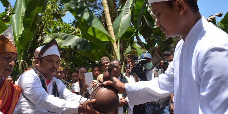 Ritual penyambutan Imam Baru, Pater Gabriel Akhir, SVD di Kampung Waekolong, Desa Ranakolong, Kecamatan Kota Komba, Kabupaten Manggarai Timur, Nusa Tenggara Timur, Kamis (12/10/2017).