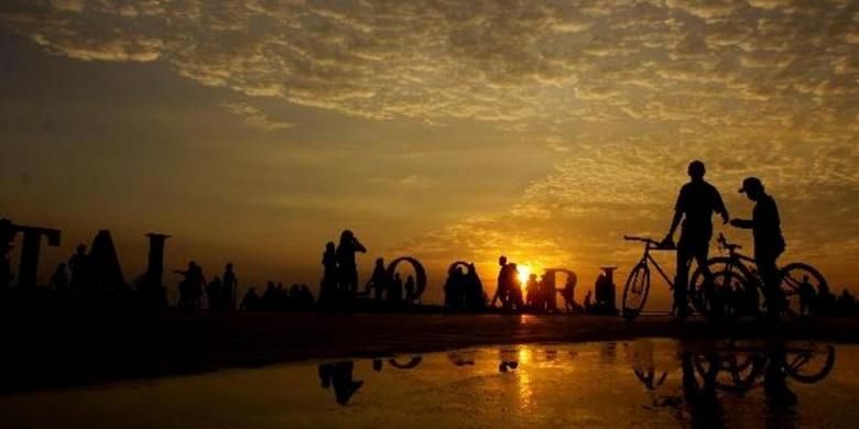 Warga mengunjungi lokasi wisata Pantai Losari, Senin (2/7/2012). Pantai yang terletak di sebelah barat Kota Makassar ini menjadi tempat bagi warga untuk menghabiskan waktu pada pagi, sore dan malam hari menikmati pemandangan yang indah. 