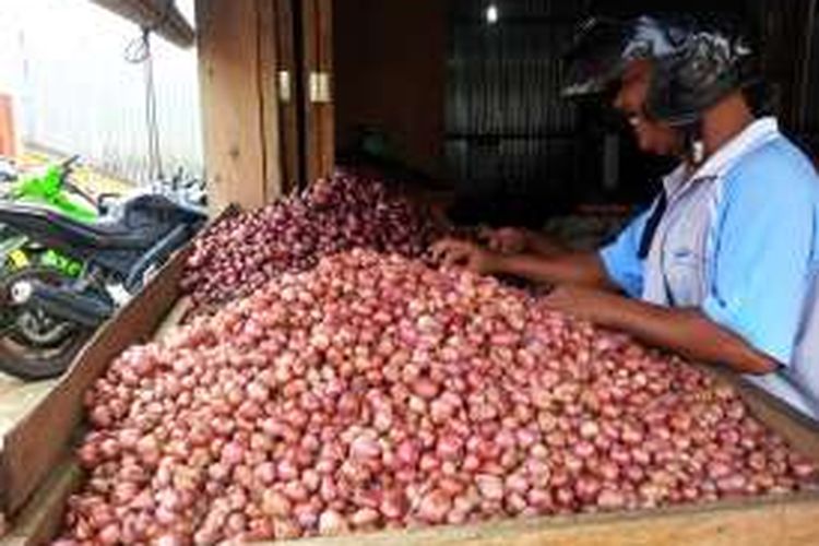  Pedagang bawang merah di pasr Sentral Inhutani Nunukan. Minim pasokan dari Sulawesi membuat harga bawang merah melonjak naik. Biasanya hrga bawang merah 35 ribu rupiah satu kilo, namun seminggu terakhir melonjak hingga 45 riburupiah sekilo. 