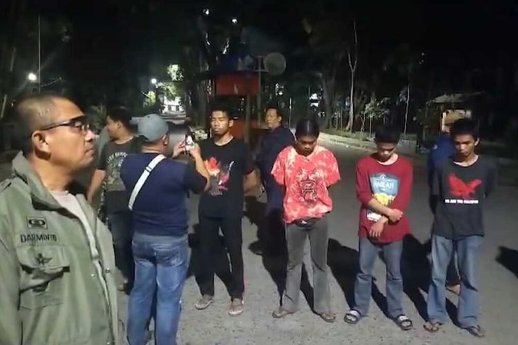 Empat mahasiswa yang diamankan polisi saat melakukan penyisiran usai bentrok antar mahasiswa di kampus II UNM Makassar, Jalan Malengkeri Raya, Kecamatan Tamalate, Kota Makassar, Sulsel, Jumat (15/9/2023).