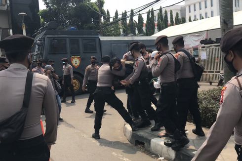 Jika Simpatisan Rizieq Terus Berkerumun, Polisi Sebut Hakim Bisa Pertimbangkan Sidang Virtual Lagi