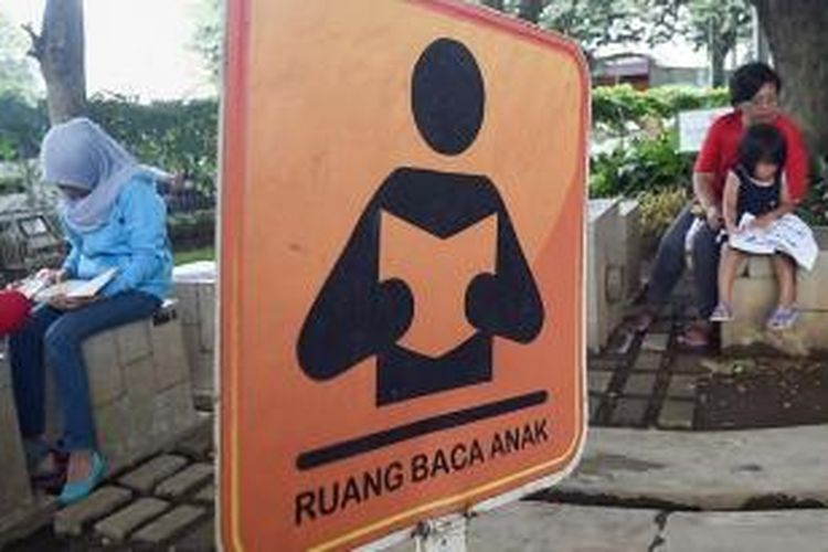 Anak membaca buku di perpustakaan yang dibangun di Taman Cerdas Trunojoyo, Kota Malang, Minggu (29/3). Melalui buku-buku yang ada, pengunjung taman itu mendapat pengetahuan lebih tentang berbagai bidang.