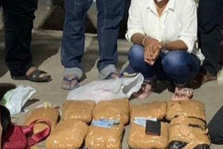 Seorang wanita ditangkap polisi saat bawa 7,5 kg ganja bersama anaknya di Bangka Barat, Sabtu (27/5/2023).