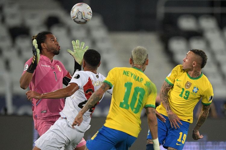 Penjaga gawang Peru Pedro Gallese (kiri) bersiap untuk menangkap bola di tengah ancaman pemain Brasil Neymar (tengah/10) dan Everton (19) pada semifinal Copa America 2021 di Stadion Nilton Santos di Rio de Janeiro, Brasil, pada 5 Juli 2021.