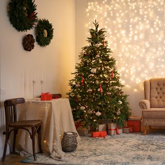 Ilustrasi pohon natal, dekorasi natal di rumah.