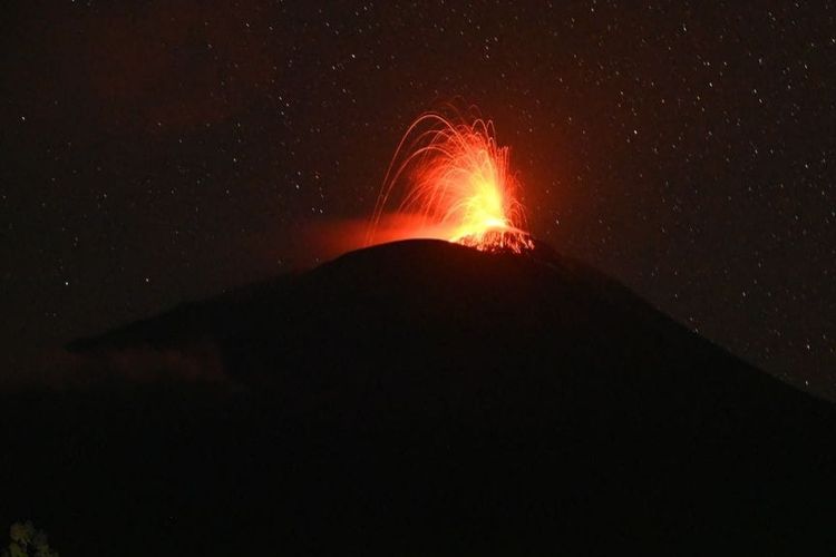 Gunung Ile Lewotolok Meletus 185 Kali Disertai Dentuman Kuat dan Lontaran Lava Pijar