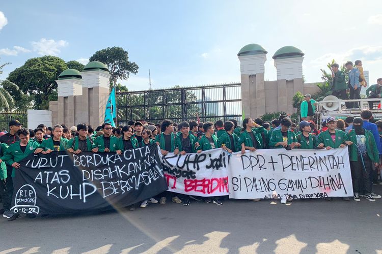 Mahasiswa dari berbagai universitas berunjuk rasa tolak KUHP sekaligus mengenang 1.000 hari korban jiwa aksi #ReformasiDiKorupsi 2019, Kamis (15/12/2022).