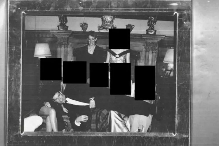 Foto Pangeran Andrew berbaring di pangkuan perempuan dalam file Epstein.