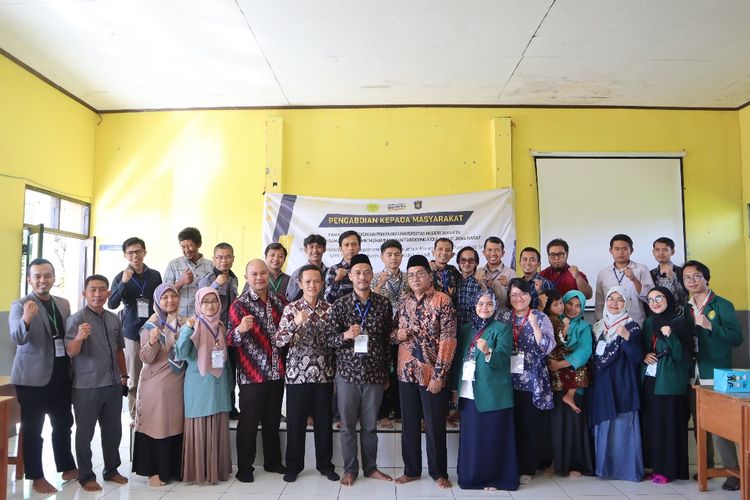 Program Pengabdian kepada Masyarakat (PkM) tim dosen dan mahasiswa FPPsi UNJ di SMK Muhammadiyah Tarogong Kidul, Kabupaten Garut, Jawa Barat.