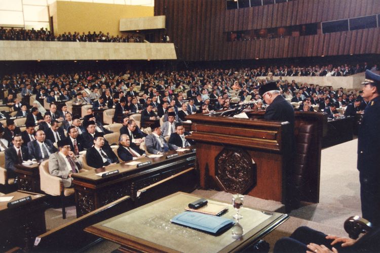 Presiden Soeharto, hari Senin (6/1/1997), menyampaikan keterangan pemerintah tentang Nota Keuangan dan Rancangan APBN 1997/1998 pada Sidang Paripurna DPR yang dipimpin Ketua DPR Wahono di Gedung DPR Senayan, Jakarta.