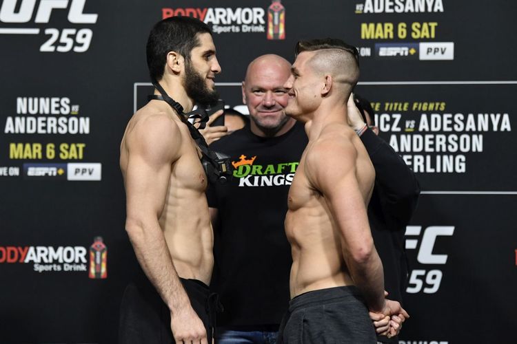 Islam Makhachev dan Drew Dober berhadapan pada sesi timbang badan UFC 259 di UFC Apex, Las Vegas, Nevada, pada 5 Maret 2021.