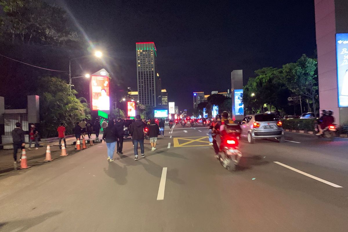 Lalu lintas di Jalan Asia-Afrika, Tanah Abang, Jakarta Pusat, terpantau ramai lancar meskipun terdapat pertandingan sepakbola Indonesia vs Thailand di Stadion Utama Gelora Bung Karno (SUGBK), Kamis (29/12/2022).