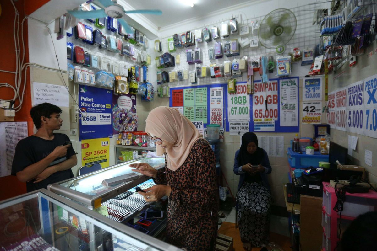 Seorang pedagang terlihat sedang registrasi SIM card di salah satu gerai di kawasan Bumi Serpong Damai, Tangerang, Banten, Selasa (7/11/2017). Pemerintah mewajibkan registrasi ulang SIM card bagi para pengguna telepon seluler hingga 28 Februari 2018 dengan memakai nomor NIK dan kartu keluarga (KK). 