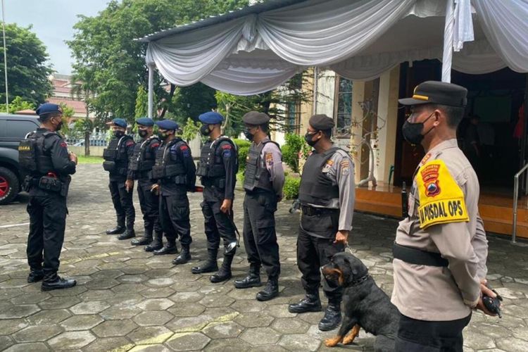 Tim Penjinakan Bom (Jibom) Brimob Batalyon C Pelopor Polda Jateng saat melakukan sterilisasi gereja