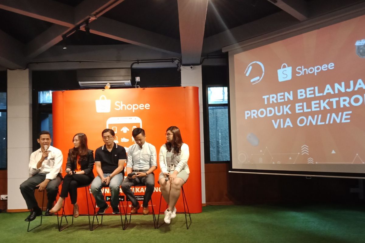 Bapak Kun Arief Cahyantoro (pemerhati e-commerce), Christin Djuarto (Director of Shopee Indonesia), Bapak Muliono (owner of Multi Elektronik Shop), dan Mr. Webber Chen (Managing Director of Global Jet E-Commerce) seusai acara diskusi di JSC Hive, Jumat (9/3/2018).