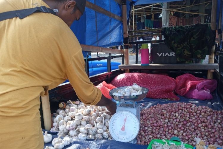 Foto: Jek Risek (42) salah seorang pedagang bawang di Pasar Alok, Kabupaten Sikka, saat ditemui Kompas.com, Selasa (6/9/2022).