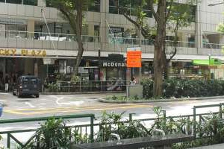 Lucky Plaza di Orchard Road, Singapura.