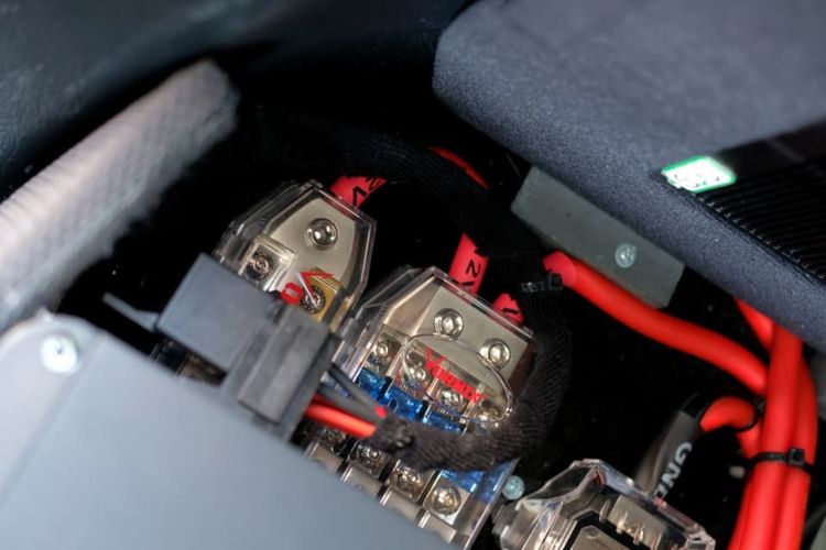 Komponen kabel-kabel audio mobil di Cartens Audio Jakarta