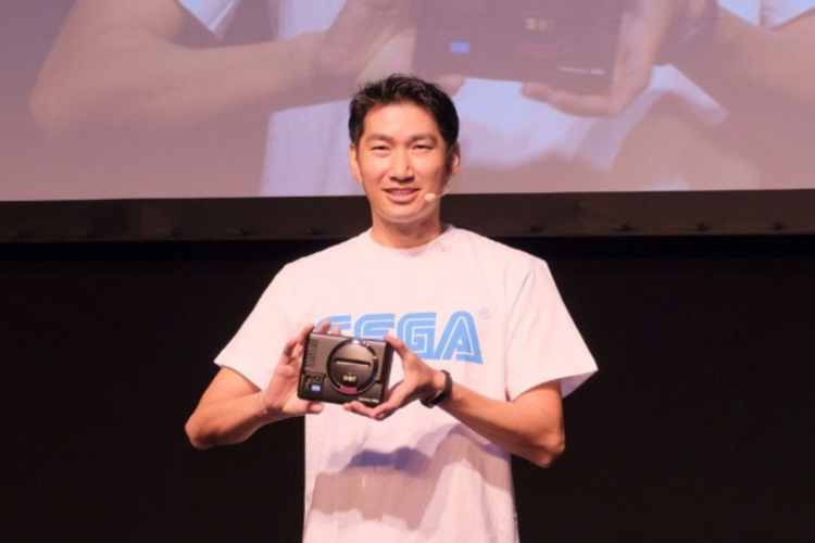 Presiden Direktur Sega, Haruki Satomi, memperkenalkan miniatur Mega Drive dalam ajang Sega Fes 2018.