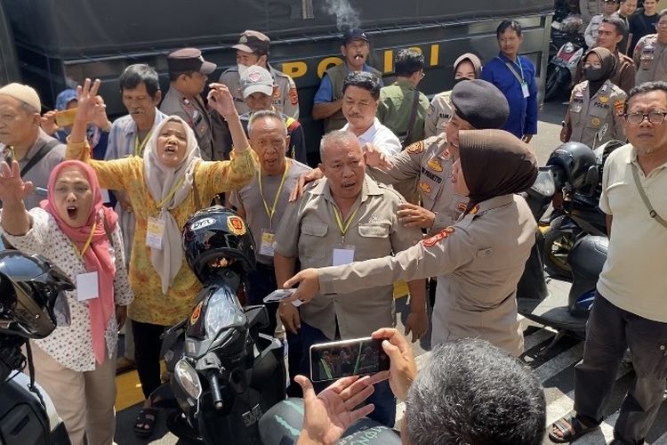 Sidang Pembunuhan Sekeluarga di Indramayu Ricuh, Tetangga Teriak “Ririn Mati!”