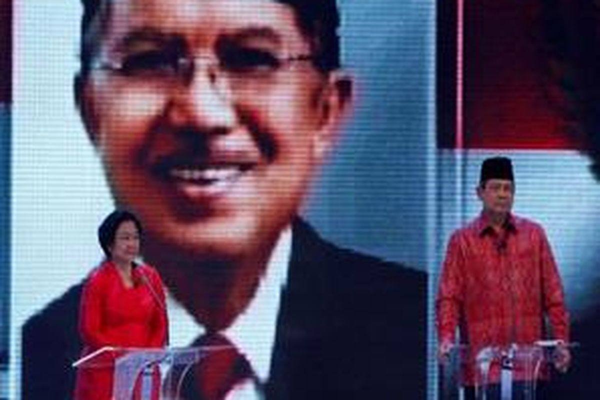 Calon presiden yang akan maju dalam pemilu 2009 yaitu Megawati Soekarno Putri (kiri), dan Susilo Bambang Yudhoyono dengan latar belakang Jusuf Kalla saat acara Debat Capres Final di Balai Sarbini, Jakarta, Kamis (2/7). Debat calon presiden putaran terakhir ini mengangkat tema NKRI, Demokrasi, dan Otonomi Daerah.
