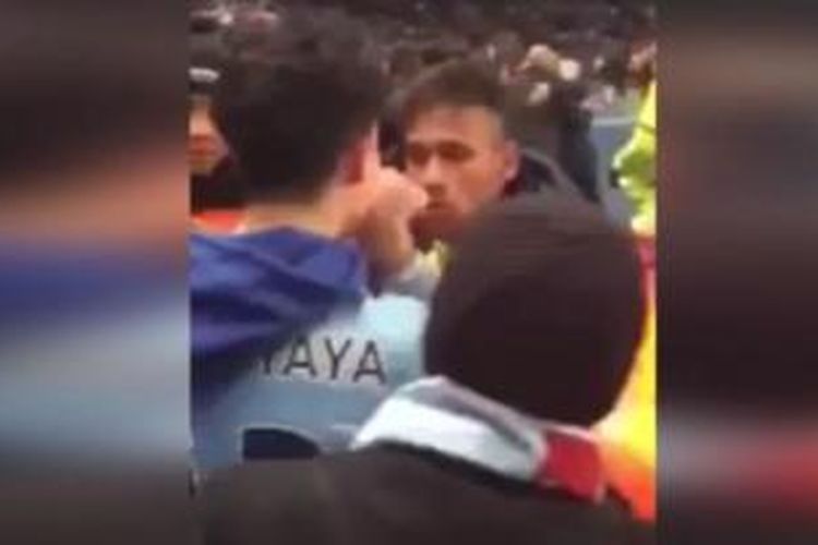 Bintang Barcelona, Neymar, saat terlibat pertengkaran dengan fans Manchester City, seusai laga leg pertama 16 besar Liga Champions, di Stadion Etihad, Selasa (24/2/2015). 