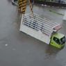 Jalan Pantura Kaligawe-Genuk Semarang Direndam Banjir Setinggi 60 Cm, Kendaraan Kecil Banyak yang Mogok