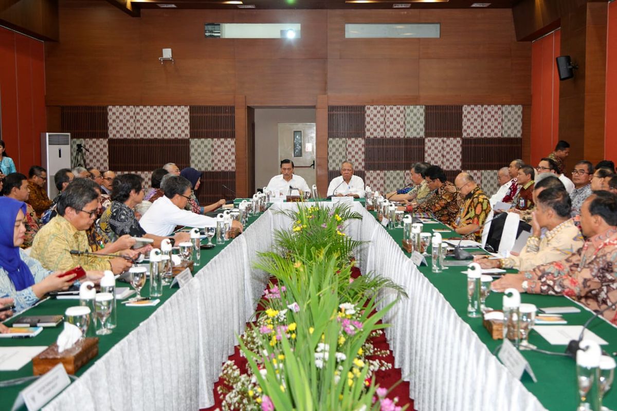 Rapat koordinasi yang dipimpin Menko Maritim dan Investasi Luhut B Pandjaitan, terkait infrastruktur dan pariwisata, di Kantor Kementerian PUPR, Jakarta, Jumat (7/2/2020).