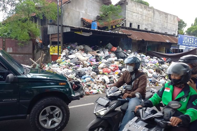 TPS Jalan Hayam Wuruk yang sudah penuh dengan sampah sampai memakan badan Jalan, Rabu (11/5/2022)