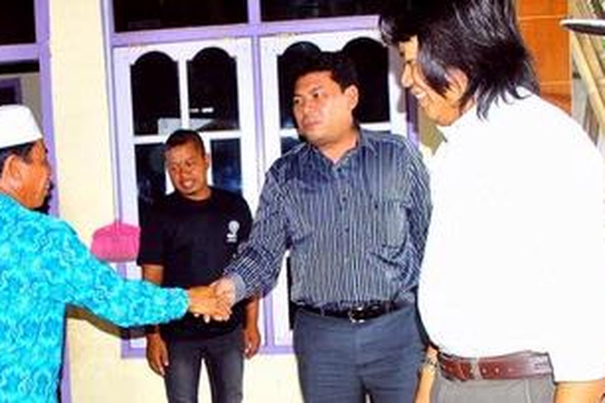 Dua orang anggota Komnas HAM Ridha Saleh dan Sriyana, Rabu (30/5/2012) mendatangi keluarga TKI di Kecamatan Pringgasela Lombok Timur.  