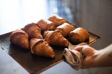 Cara Menghangatkan Croissant yang Tepat, Jangan Pakai Microwave