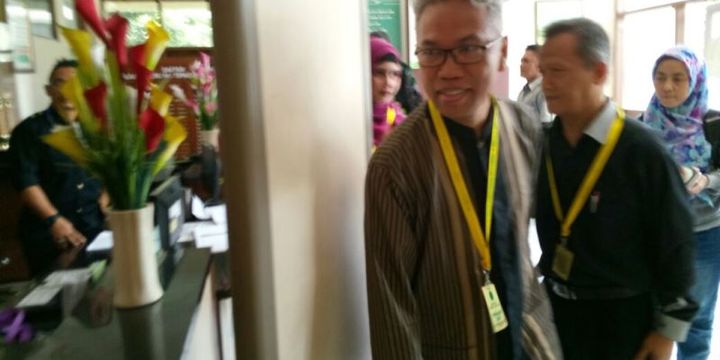 Buni Yani mengajukan banding atas vonis 1,5 tahun penjara yang dijatuhkan majelis hakim kepadanya. Dia tiba di Pengadilan Negeri (PN) Klas I Bandung.