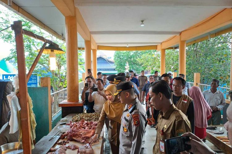 Kapolres Bengkalis AKBP Setyo Bimo Anggoro bersama Disperindag melakukan operasi pasar pasca warga pungut daging kerbau ilegal hasil sitaan Bea Cukai Bengkalis, Riau, Selasa (30/5/2023).