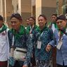 Cara Unik Jemaah Indonesia Tandai Kelompoknya, Pakai Bros Mawar hingga Blangkon