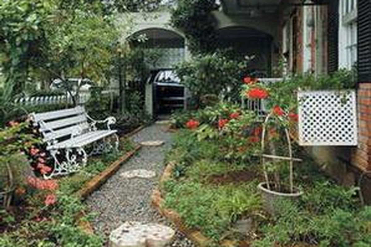 Taman rumah berhgaya country.   Lokasi: Rumah Yasmin Widodo, Bona Indah, Lebak Bulus, Jakarta