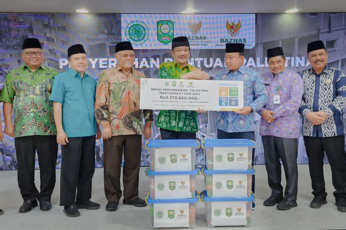 Wakil Bupati (Wabup) Siak Husni Merza dan Ketua BAZNAS Siak Samparis Bin Tatan, bersama dengan anggota komisioner lainnya menyerahkan bantuan Peduli Kemanusiaan Palestina di Gedung Pusat BAZNAS, Jalan Matraman Raya, Jakarta Pusat, Selasa (6/2/2024). 