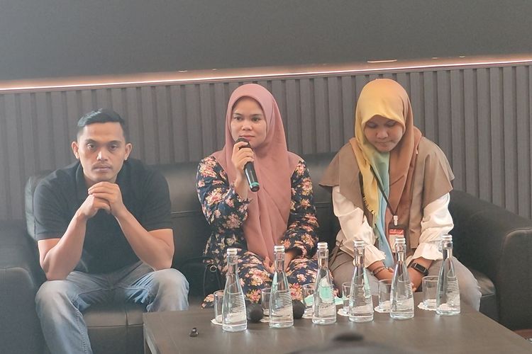 Konferensi pers ayah dan ibu Afif Maulana, Afrinaldi dan Anggun Andriani (kiri dan tengah) di kawasan Gatot Subroto, Jakarta Selatan, Rabu (3/7/2024).