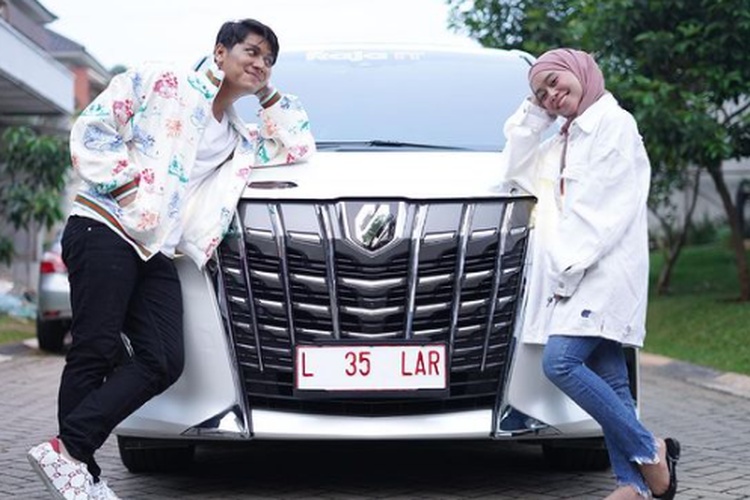 Lesti Kejora dan Rizky Billar dapat hadiah mobil mewah