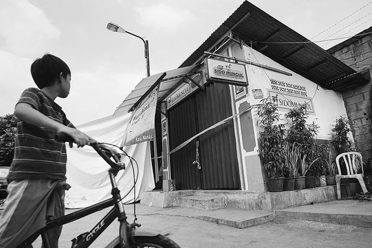 Garis polisi melintang di depan kios jamu di Jalan Jagakarsa Raya, Jakarta Selatan, Senin (23/8). Sebanyak 11 orang meninggal dunia setelah menenggak minuman keras oplosan yang dijual di warung tersebut.