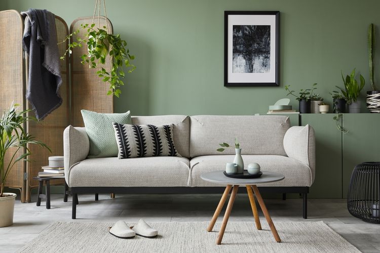 Ilustrasi ruang tamu dengan warna dinding sage green atau hijau sage.