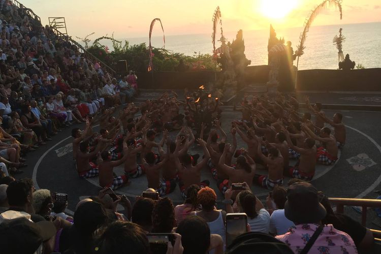 Penampilan Tari Kecak di Uluwatu, Bali